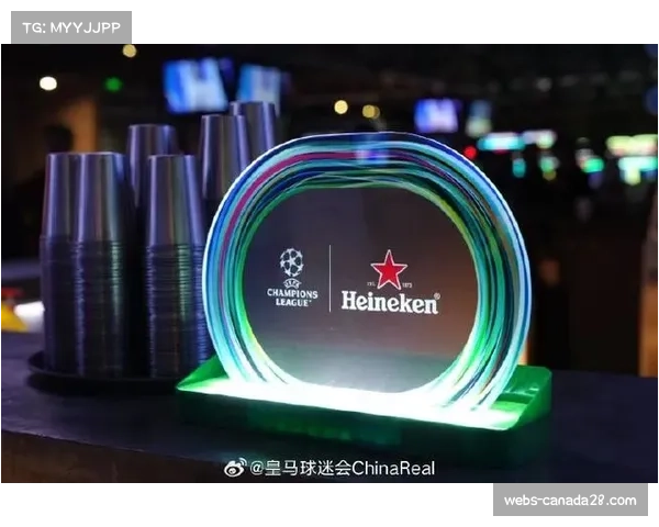 皇马球迷在慕尼黑市中心地标展示巨型欧冠奖杯模型